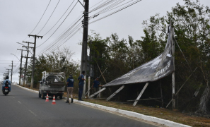 Estragos da Tempestade | placas publicitárias passam por reparos após vento e granizo em Vitória da Conquista