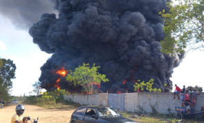 Combate ao Incêndio | depósito de recicláveis pega fogo e atinge casas em Vitória da Conquista