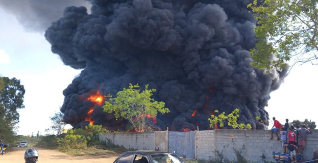 Combate ao Incêndio | depósito de recicláveis pega fogo e atinge casas em Vitória da Conquista
