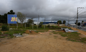 Transtornos do Clima | destruídos por temporal de granizo, outdoors seguem caídos em Vitória da Conquista