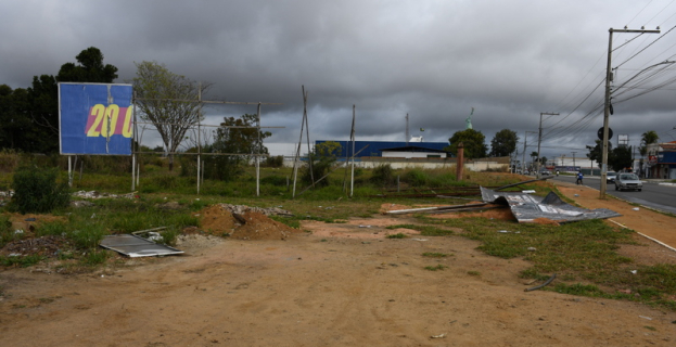 Transtornos do Clima | destruídos por temporal de granizo, outdoors seguem caídos em Vitória da Conquista