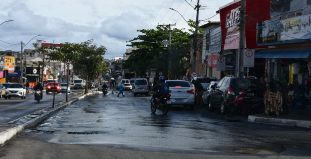 Esgoto & Transtorno | transbordamento de água podre atinge o Centro de Vitória da Conquista