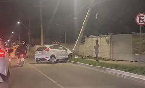 Avenida Olivia Flores | carro de passeio perde o controle e derruba poste na Zona Leste de Vitória da Conquista