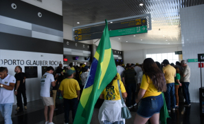 Eleições 2026 | chegada de Flávio Bolsonaro é marcada por confusão e atraso em Vitória da Conquista