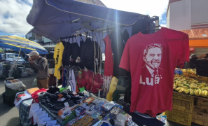 Eleições 2026 | com polarização em alta, camisas de Lula e Flávio Bolsonaro são vendidas em Vitória da Conquista
