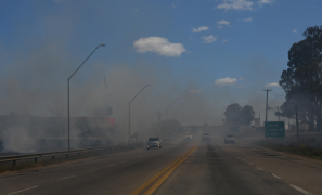 Perigo na Pista | incêndio provoca fumaça e reduz visibilidade na BR-116 e no Anel em Vitória da Conquista