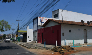 Perigo na Rua Paraguai | buracão da EMBASA é ponto de acidentes em Vitória da Conquista