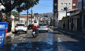 Infraestrutura Urbana | desperdício de água alaga vias na Zona Leste de Vitória da Conquista