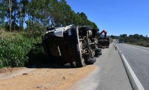 Acidente do Anel Rodoviário | motorista perde o controle da direção e carreta tomba em Vitória da Conquista