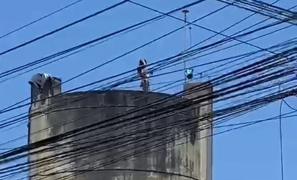Tensão na Feirinha do Bairro Brasil | mulher em surto sobe no reservatório na Zona Oeste de Vitória da Conquista