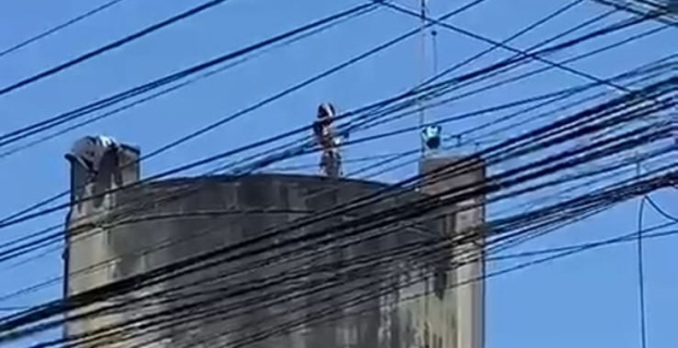 Tensão na Feirinha do Bairro Brasil | mulher em surto sobe no reservatório na Zona Oeste de Vitória da Conquista