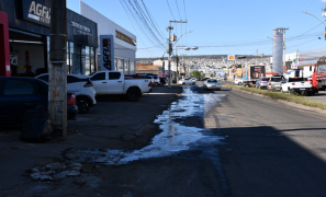 Avenida Bartolomeu de Gusmão | esgotão jorra água podre desde o mês passado em Vitória da Conquista