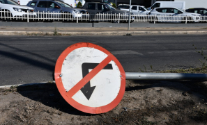 Mobilidade Urbana | placa derrubada há um mês gera riscos no trânsito em Vitória da Conquista