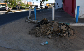 Rua Paraguai | obra inacabada da EMBASA gera transtorno e perigo urbano em Vitória da Conquista