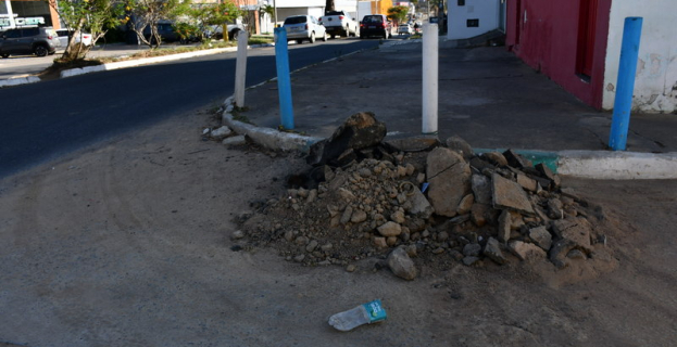 Rua Paraguai | obra inacabada da EMBASA gera transtorno e perigo urbano em Vitória da Conquista