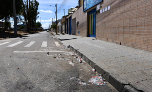 Eleições 2026 | santinhos deixa calçadas escorregadias e gera risco a pedestres em Vitória da Conquista