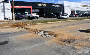 Avenida Bartolomeu de Gusmão | obra da EMBASA gera buracos e acidentes em Vitória da Conquista