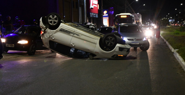 Avenida Brumado | carro capotou em Vitória da Conquista