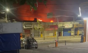 Fogo no Comércio Urbano | incêndio de grandes proporções atinge lojas em Vitória da Conquista