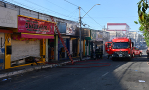 Fogo no Comércio Urbano | bombeiros controlam incêndio que destruiu loja em Vitória da Conquista