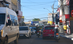 Incêndio no Comércio Urbano | com avenida interditada, trânsito é modificado em Vitória da Conquista