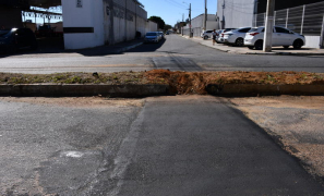 Avenida Bartolomeu de Gusmão | após transtornos e reclamações, EMBASA tapa buraco em Vitória da Conquista
