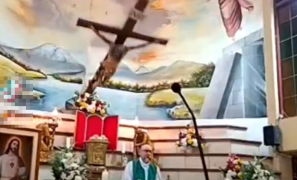 Tragédia no Altar | Padre morre após ser atingido por cruz durante celebração de missa no Equador