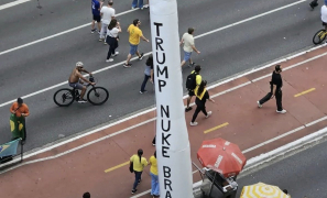 Eleições 2026 | apoiadores de Bolsonaro levam míssil inflável que pede para Trump fazer um ataque nuclear no Brasil