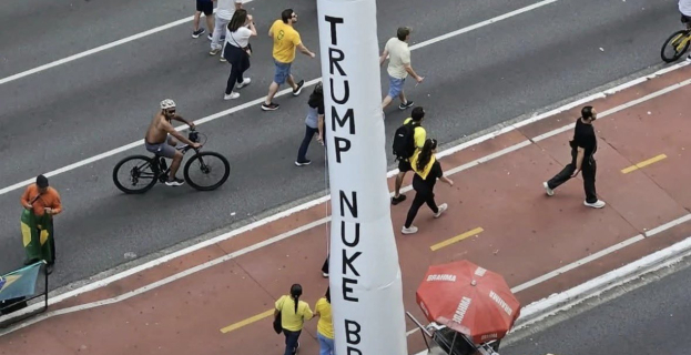 Eleições 2026 | apoiadores de Bolsonaro levam míssil inflável que pede para Trump fazer um ataque nuclear no Brasil