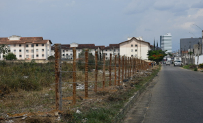 Fiscalização & Conscientização | área afetada por lixo ilegal é cercada na Zona Sul de Vitória da Conquista