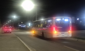 Flagrante na Avenida Olívia Flores | ação perigosa de jovem de patins em Vitória da Conquista