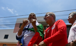 Orgulho Conquistense | chefe do Palácio de Ondina, Jerônimo Rodrigues veste a bandeira de Vitória da Conquista
