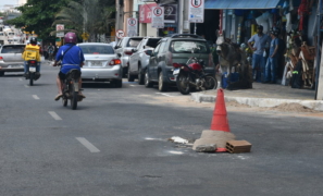 Alerta na Avenida Crescêncio Silveira | Ponto de Esgoto sem tampa gera perigo em Vitória da Conquista