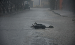 Perigo Urbano | chuva que cai alaga vias, destampa bueiros e expõe crateras em Vitória da Conquista