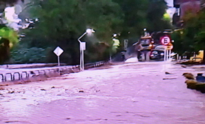 Temporal de Primavera | chuva causa alagamentos, arrasta veículos e destrói ponte em Macaúbas