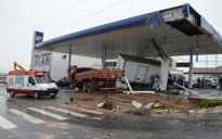 Trânsito: Caminhão perde freio, atinge quatro veículos e deixa quatro pessoas feridas em Conquista