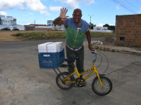 Figura Icônica | Renê Amaral e sua rotina de 60 quilômetros diários em mini-bike por Vitória da Conquista
