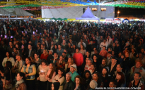 Forró Pé de Serra do Piripiri: Rony Barbosa abre a festa com mais de 30 mil pessoas no Centro Cultural Glauber Rocha
