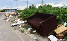 Descarte Irregular | lixo e móveis são lançados em Área de Preservação de Vitória da Conquista