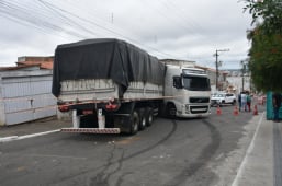 Acidente no Guarani | carreta desvia de velório, perde controle e atinge imóveis em Vitória da Conquista
