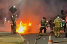 Incêndio na Avenida Olívia Flores |carro pega fogo na Zona Leste de Vitória da Conquista