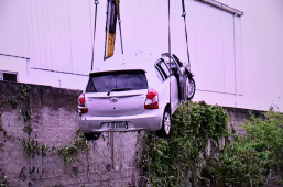 Susto na Avenida Caracas | carro é engolido pela galeria é removido de rio em Vitória da Conquista