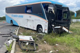 Tragédia no Centro Norte Baiano | batida entre ônibus e caminhão deixa dois mortos e um ferido na BR-324