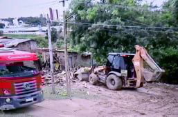 Área de Risco | com Alerta Vermelho, famílias são retiradas e imóveis demolidos em Vitória da Conquista