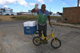 Figura Icônica | Renê Amaral e sua rotina de 60 quilômetros diários em mini-bike por Vitória da Conquista