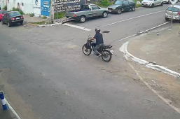 Deu ladrão na Rua Catão Ferraz | Câmeras registram furto de motocicleta em Vitória da Conquista