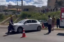 Acidente na Avenida Presidente Vargas | vítima ferida numa colisão envolvendo três carros em Vitória da Conquista