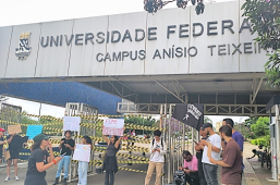Universidade Federal da Bahia | estudantes fecham portões após suspensão do RU em Vitória da Conquista