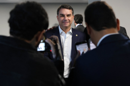 Jornal Nacional | depois de dizer que não tinha relação, Flávio Bolsonaro admite visita a Vocaro
