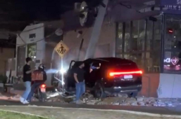 Acidente na Avenida Olivia Flores | carro invade calçada e derruba poste na Zona Leste de Vitória da Conquista